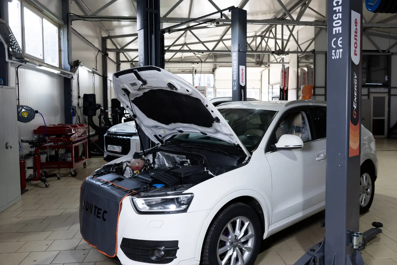 Audi Q3 на техническом обслуживании в автосервисе